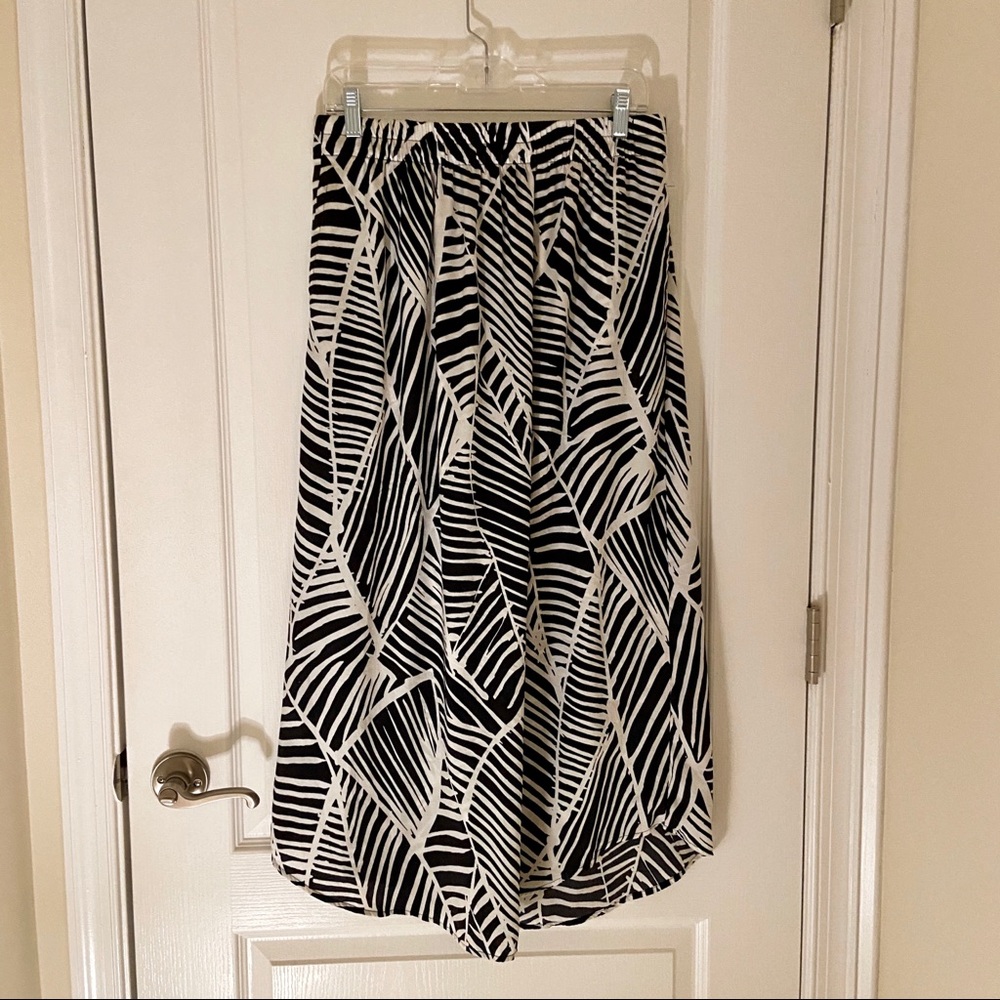 Floral maxi skirt with pockets!